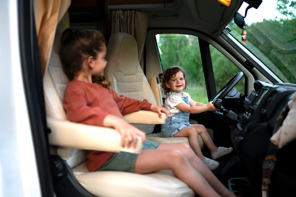 Podróże samochodowe z dziećmi - jak przetrwać długą trasę